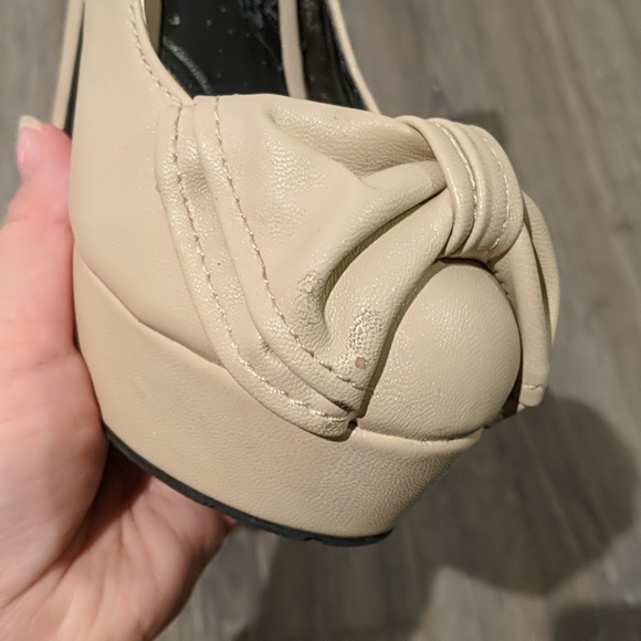 BNWOT Dollhouse Platform Heels with Bow - Picture 4 of 4